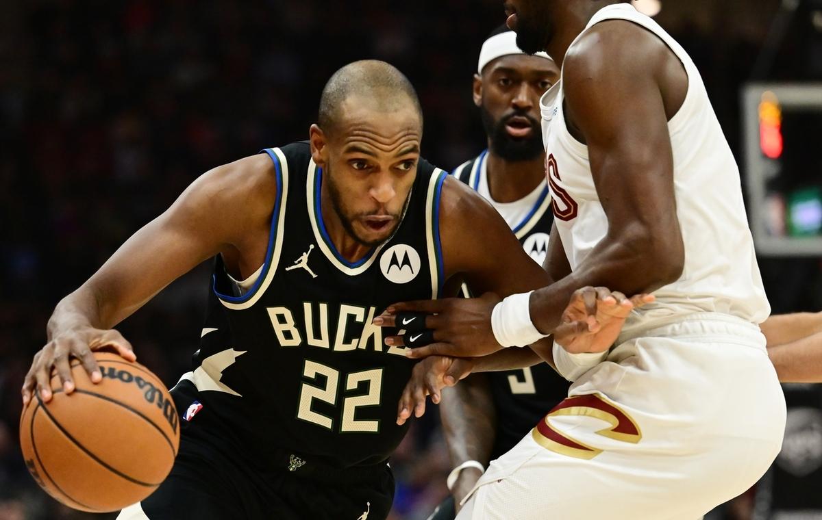 爱游戏tv-雄鹿轻取北京队,米切尔带队取胜