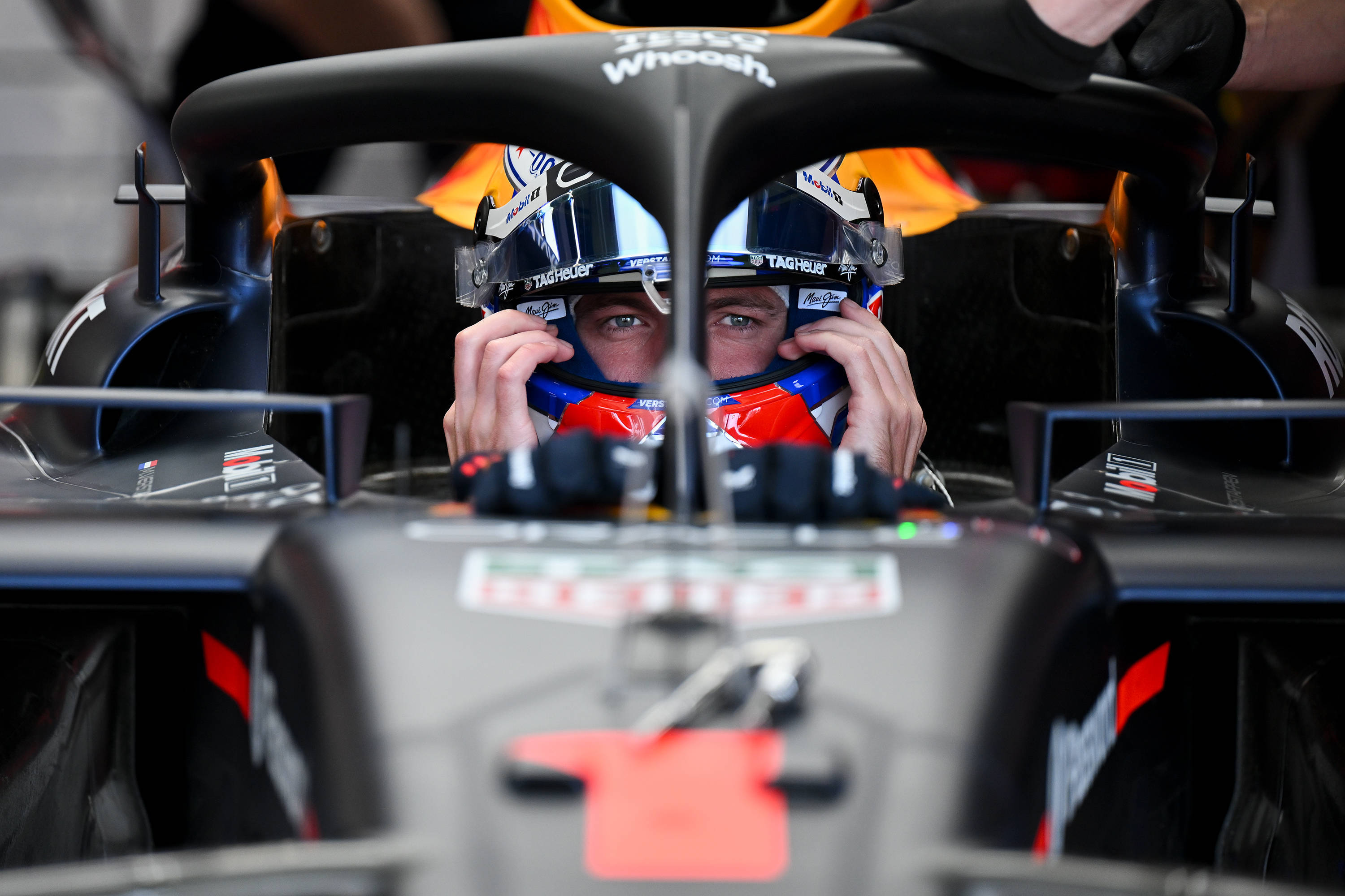 爱游戏2026-红牛车队险胜梅赛德斯,汉密尔顿扛起全队