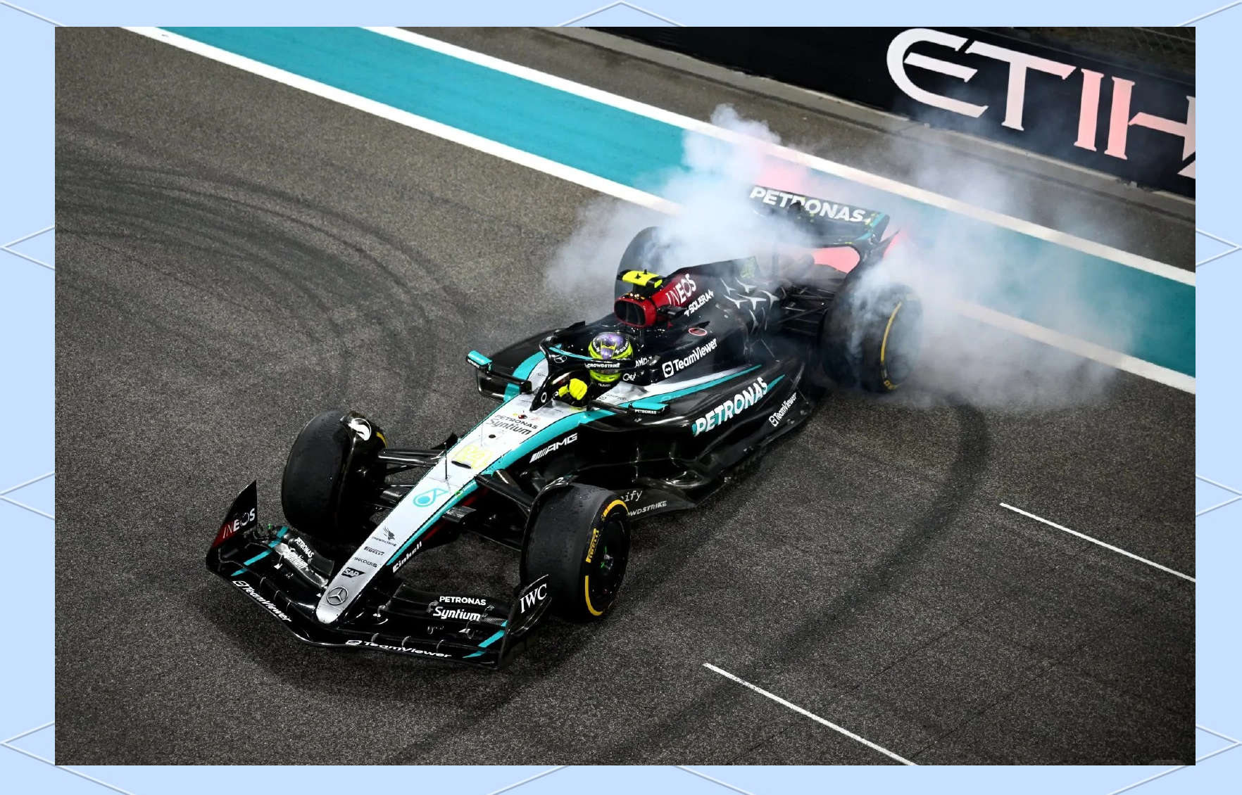 爱游戏APP-阿斯顿马丁力克雷诺车队，汉密尔顿高光表现