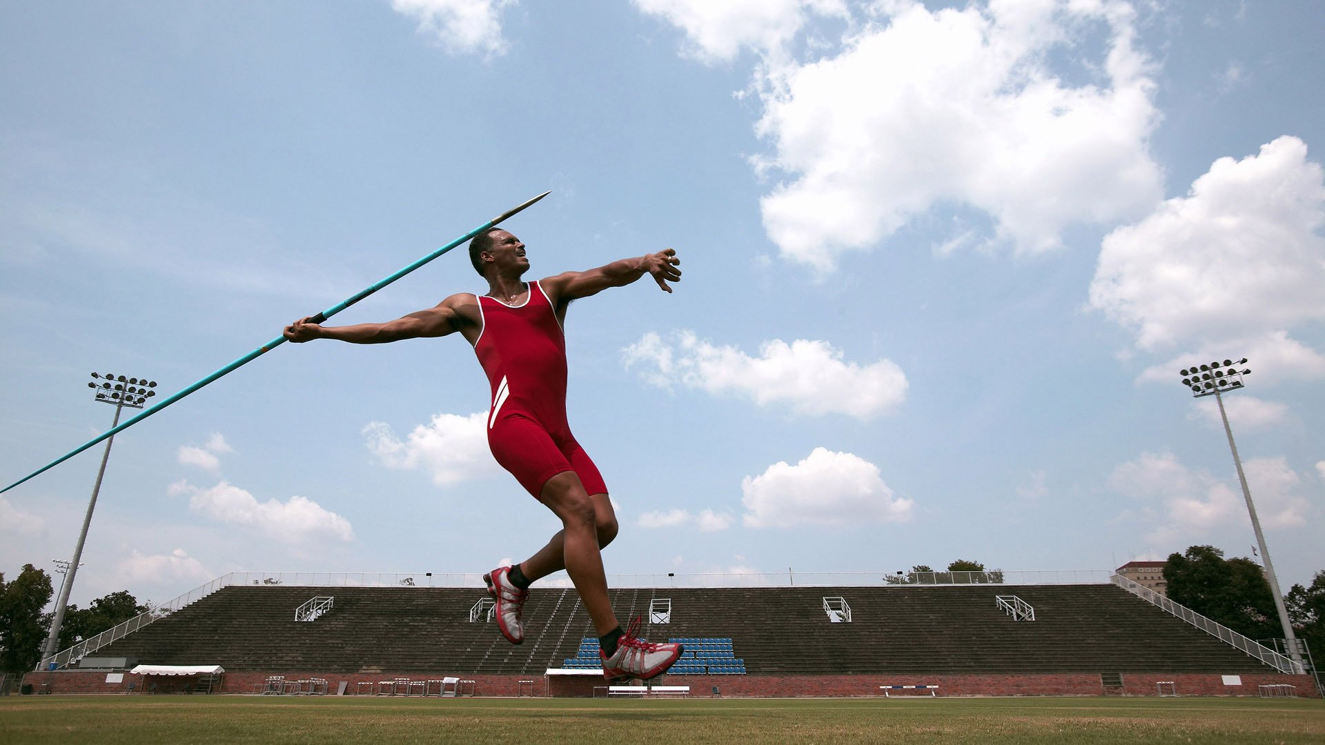 爱游戏娱乐-F1街道赛之夜，英格拉姆点燃赛场